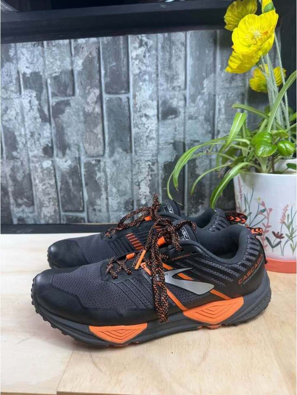 Brooks Cascadia 16 Men’s Size 8 Trail Running Shoes Black Orange